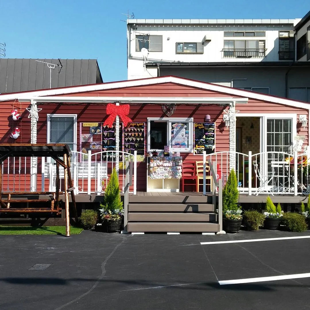 赤い外壁のLien café STAYGOLDの店舗外観